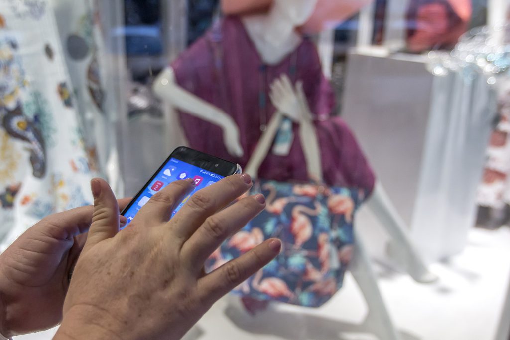 Persona con smartphone